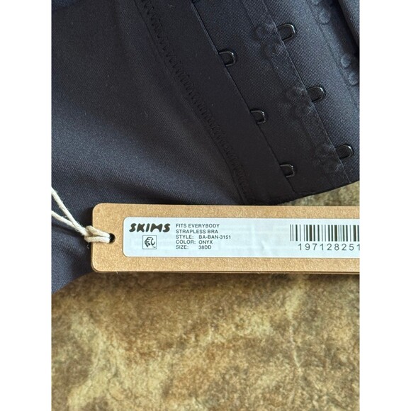 Skims Fits Everybody Strapless Bra Onyx Size 38DD - Picture 7 of 7